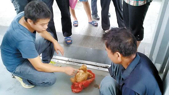 “民工”路邊售賣(mài)“古董”