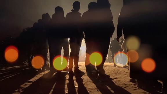 說明: Macintosh HD:Users:chendong:Desktop:張乾琦 工作坊:工作坊:官方作品:中文圖說:AZMA:5. 張乾琦，“AZMA”視頻截圖，2017 .jpg