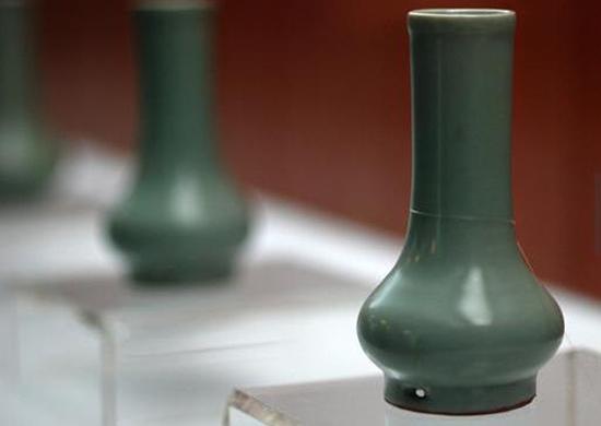 南宋，龍泉窯，粉青釉鼓腹瓶 