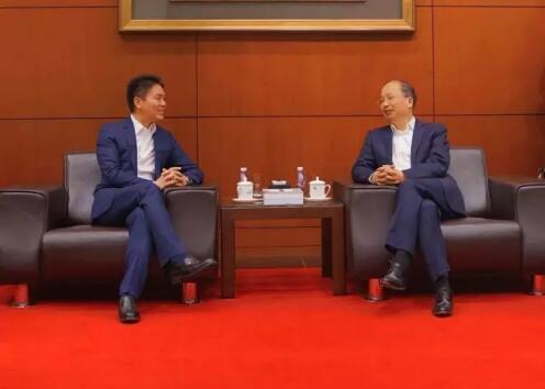 中國工商銀行董事長易會滿和京東集團董事局主席兼首席執(zhí)行官劉強東見證了雙方合作協(xié)議的簽署。 