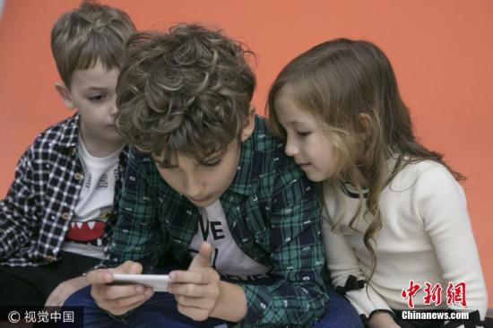 外報(bào)：一天滑手機(jī)80次 孩子網(wǎng)癮過高怎么辦？