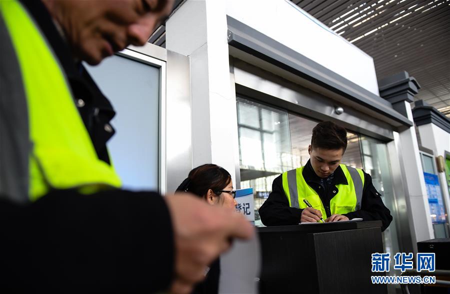 （關(guān)注春運(yùn)·圖片故事）（3） 奔跑吧！高鐵送餐小哥