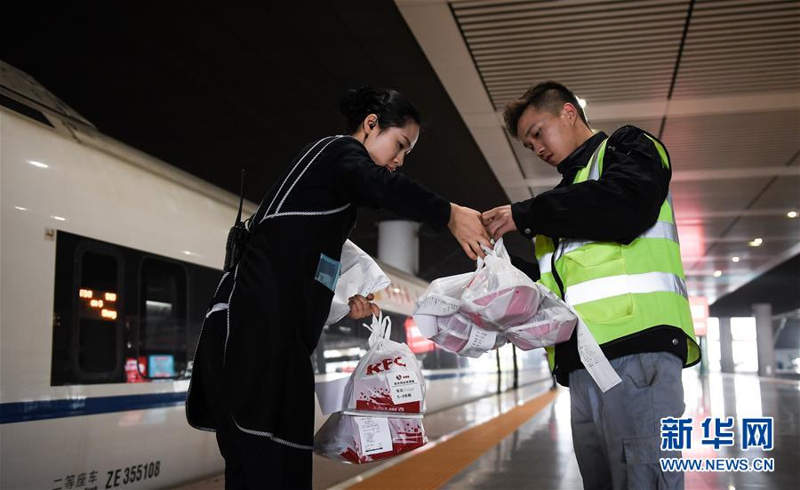 （關(guān)注春運(yùn)·圖片故事）（8） 奔跑吧！高鐵送餐小哥