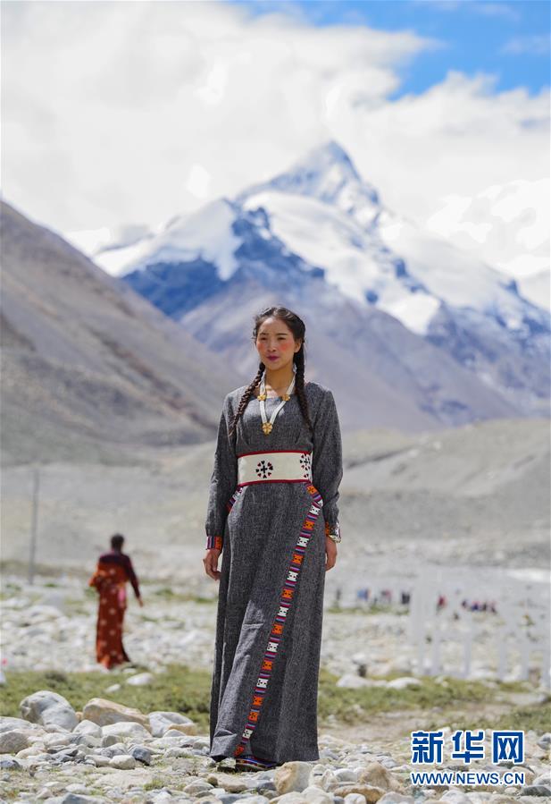 （文化）（3）“格?；ㄩ_(kāi)”西藏民族服飾秀亮相珠峰大本營(yíng)