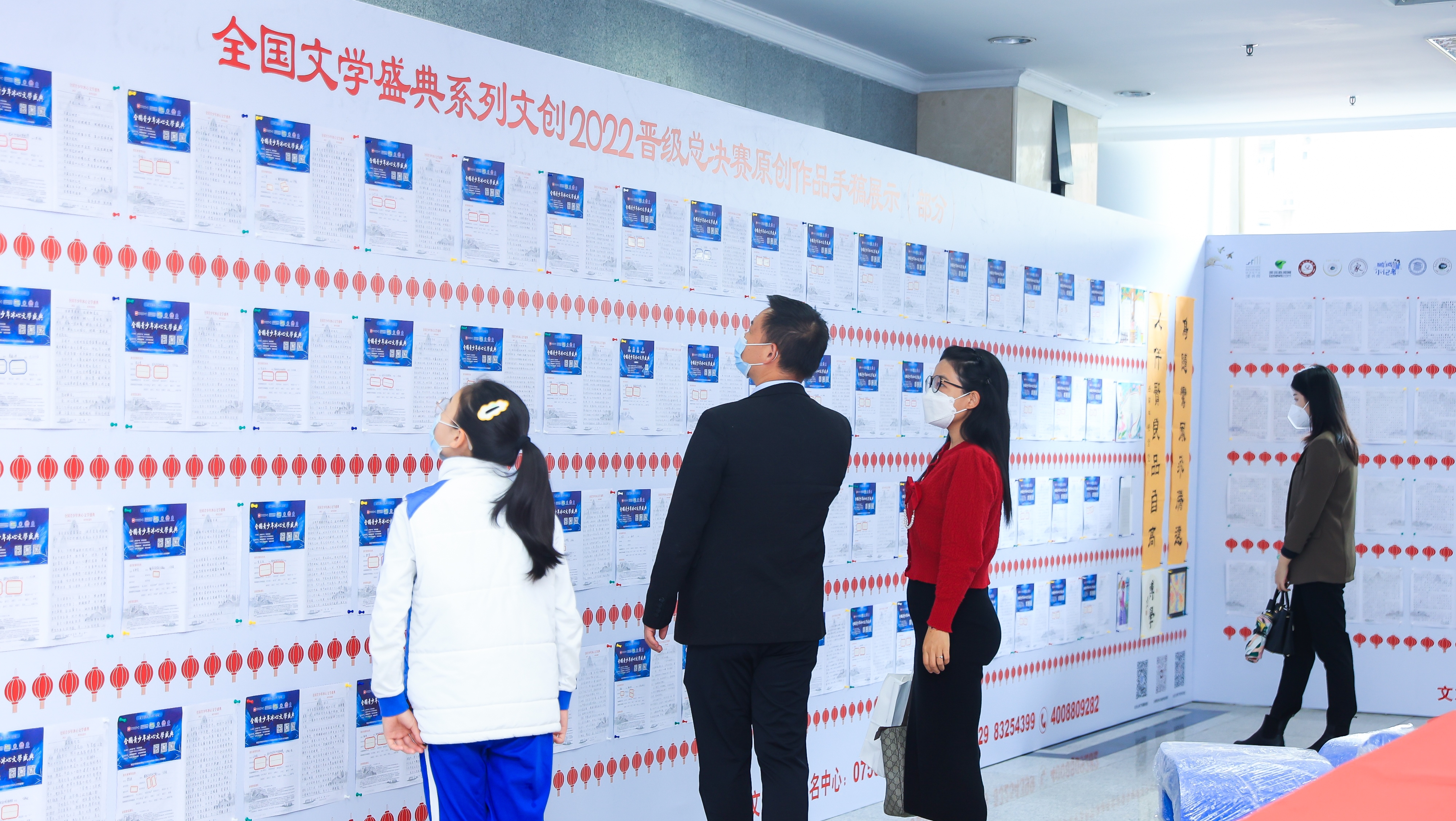 與會(huì)的領(lǐng)導(dǎo)嘉賓、師生文友共同走進(jìn)全國(guó)文學(xué)盛典年度慶典現(xiàn)場(chǎng)展示區(qū)